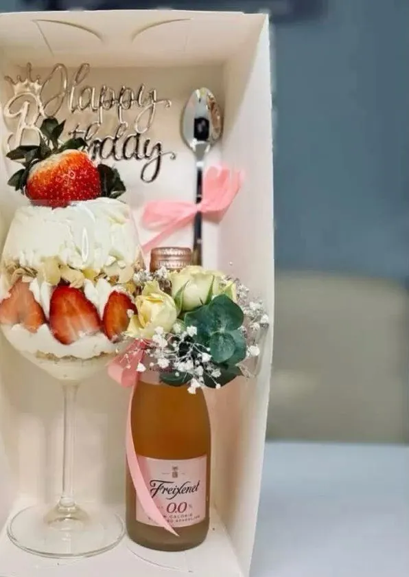 Copa Cake con capas de crema y fresas, topper Happy Birthday, cucharita con lazo y mini botella con flores